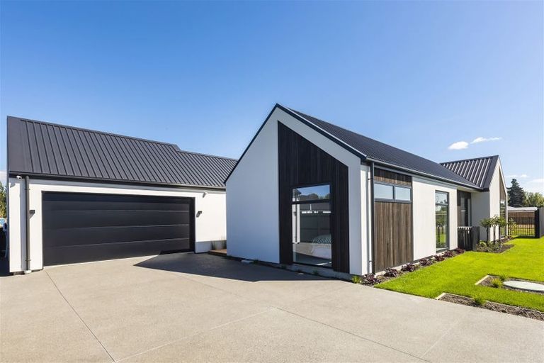 Photo of property in 28 Oakmill Drive, Casebrook, Christchurch, 8051