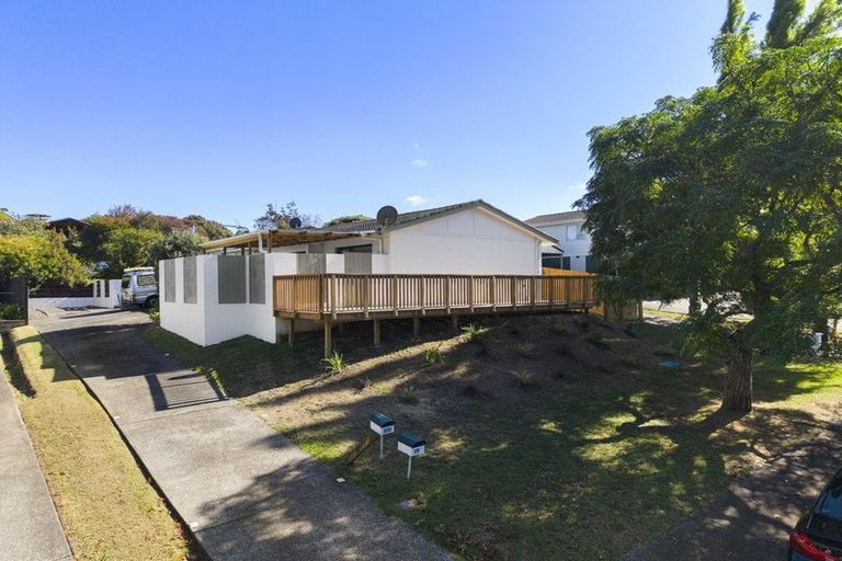Photo of property in 1/37 Simon Ellice Drive, Bayview, Auckland, 0629