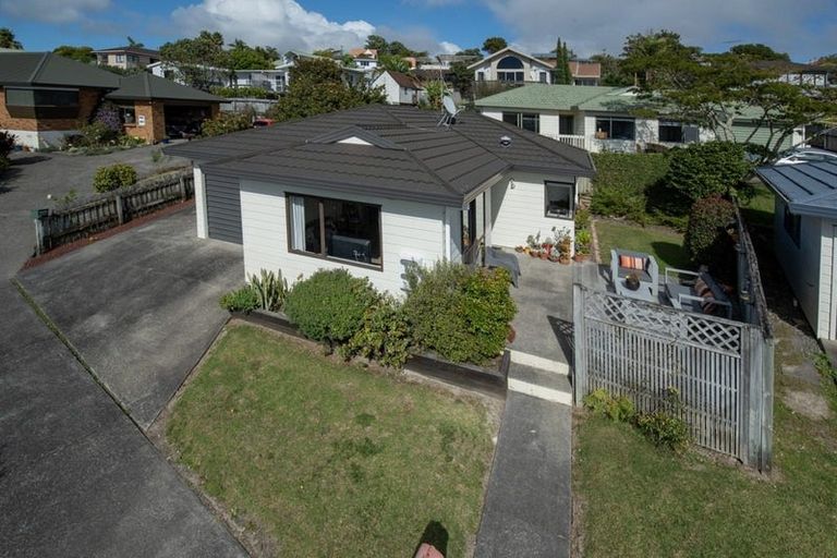 Photo of property in 2/32 Charlotte Street, Stanmore Bay, Whangaparaoa, 0932