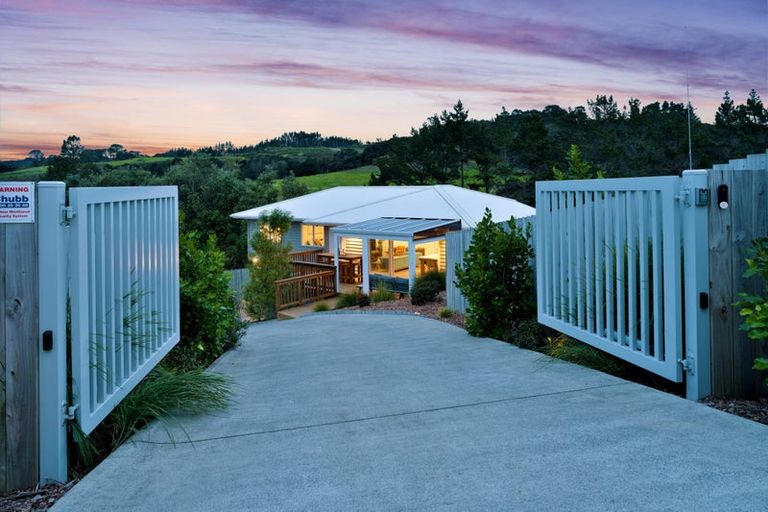 Photo of property in 17 Rauta Way, Helensville, 0800