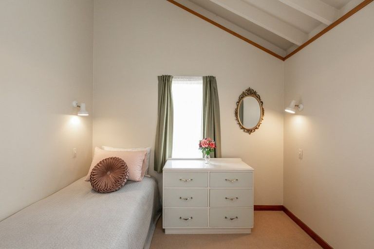 Photo of property in 19 Tauroa Road, Havelock North, 4130