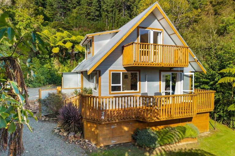 Photo of property in 34 Mccormicks Road, Whatamango Bay, Picton, 7281