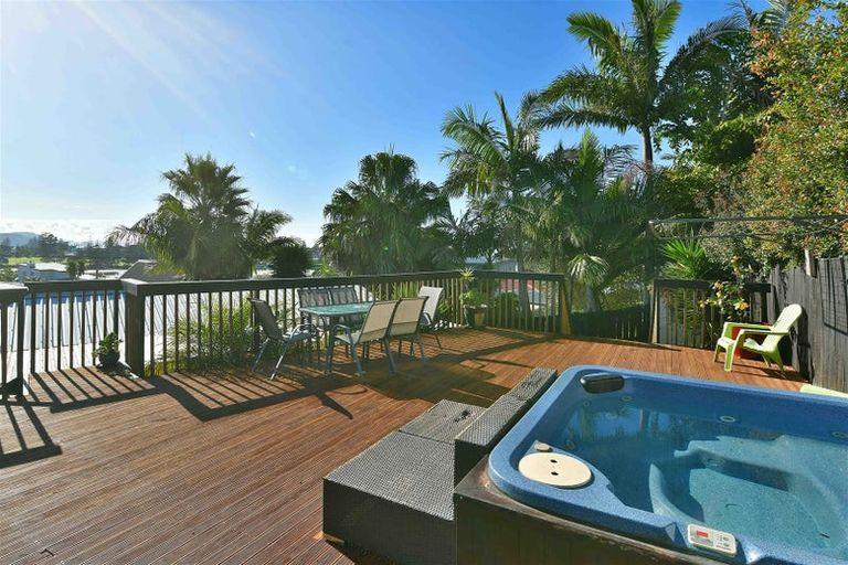 Photo of property in 43 Pohutukawa Avenue, Red Beach, 0932