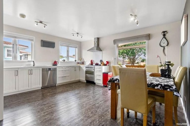 Photo of property in 32 Gloria Avenue, Te Atatu Peninsula, Auckland, 0610