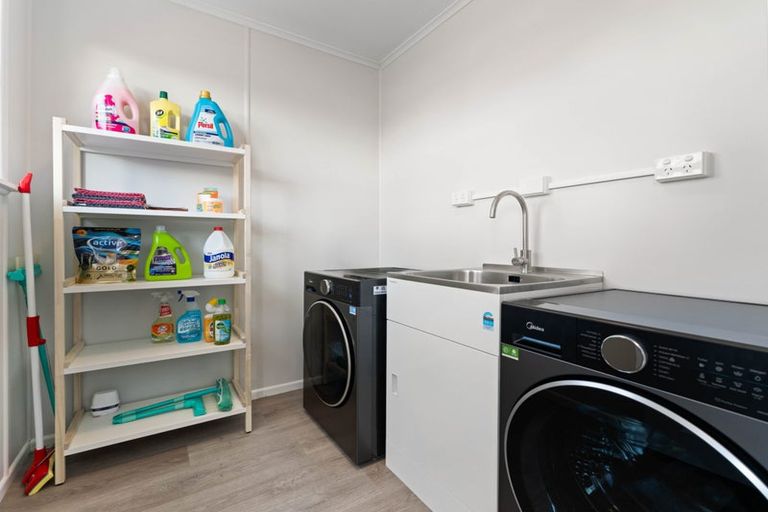 Photo of property in 24 Cobham Crescent, Kelston, Auckland, 0602