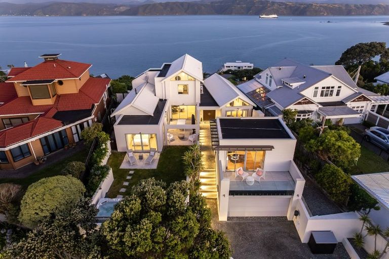 Photo of property in 8 Nevay Road, Karaka Bays, Wellington, 6022