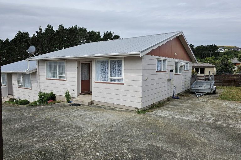 Photo of property in 6 Kingsbridge Place, Newlands, Wellington, 6037