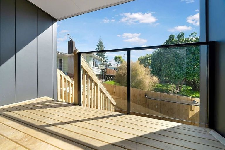 Photo of property in 3/11 Sarona Avenue, Glen Eden, Auckland, 0602