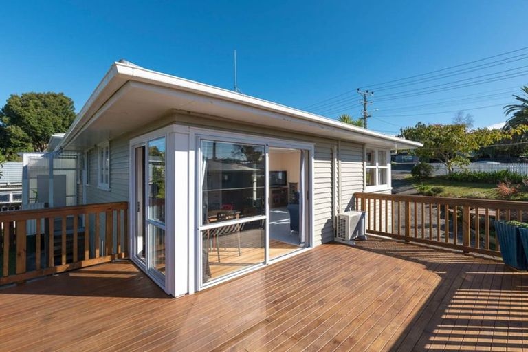 Photo of property in 15 Kelwyn Road, Kelston, Auckland, 0602