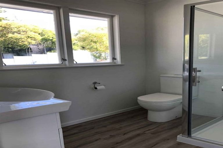 Photo of property in 11 Finlow Drive, Te Atatu South, Auckland, 0610