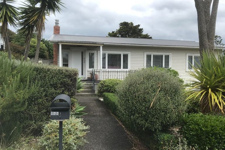 Photo of property in 4 Highland Avenue, Titirangi, Auckland, 0604