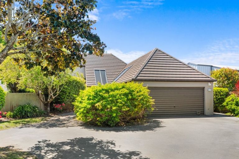 Photo of property in 11 Brockhall Lane, Avonhead, Christchurch, 8042