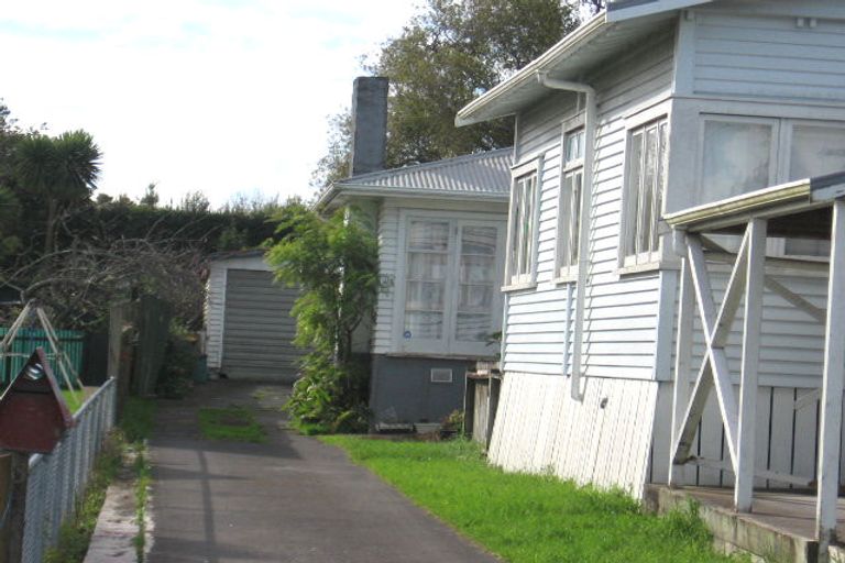 Photo of property in 1/3 Taipari Road, Te Atatu Peninsula, Auckland, 0610