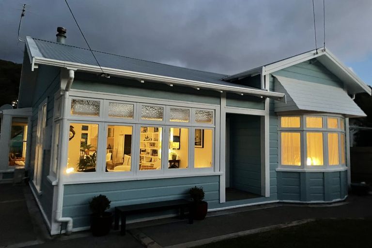 Photo of property in 45 Pukatea Street, Eastbourne, Lower Hutt, 5013