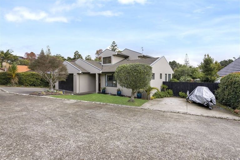 Photo of property in 16 Renlee Place, Shelly Park, Auckland, 2014