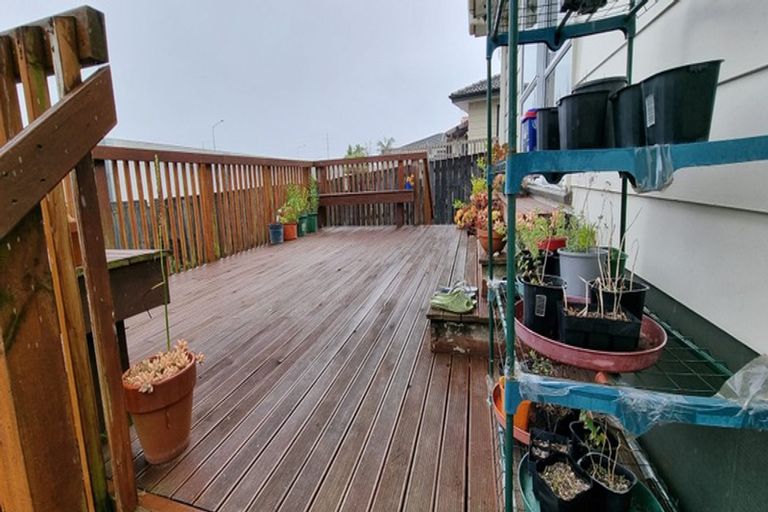 Photo of property in 17 Barbados Drive, Unsworth Heights, Auckland, 0632