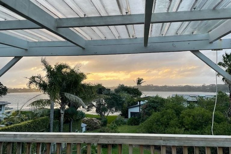 Photo of property in 2 Twin Wharf Road, Herald Island, Auckland, 0618