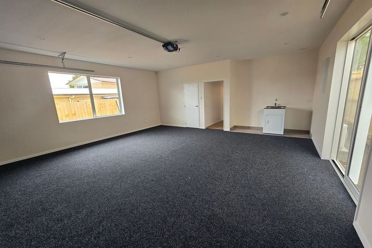 Photo of property in 1c Taupiko Place, Green Bay, Auckland, 0604