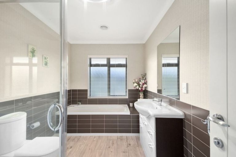 Photo of property in 24 Montgomery Crescent, Kinloch, Taupo, 3377