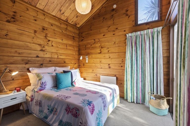 Photo of property in 5 Miromiro Road, Normandale, Lower Hutt, 5010