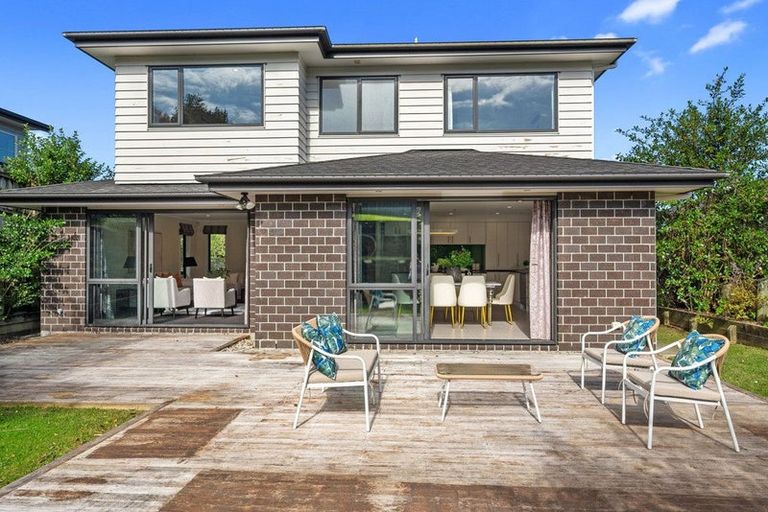 Photo of property in 2 Bintulu Place, Fairview Heights, Auckland, 0632