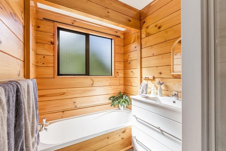 Photo of property in 1074 Peak Road, Helensville, 0875