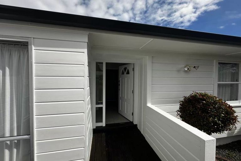 Photo of property in 120 Ennis Avenue, Pakuranga Heights, Auckland, 2010