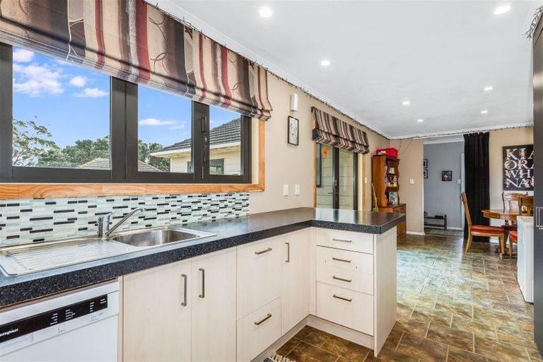 Photo of property in 14 Stevens Crescent, Ranui, Porirua, 5024