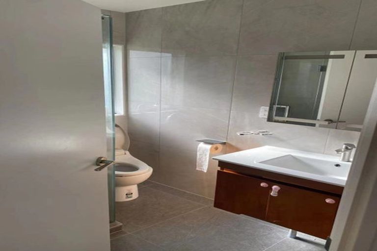 Photo of property in 107 Luckens Road, West Harbour, Auckland, 0618