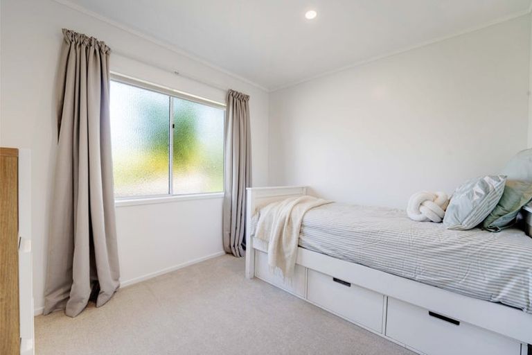 Photo of property in 1/39 Camrose Place, Glenfield, Auckland, 0629