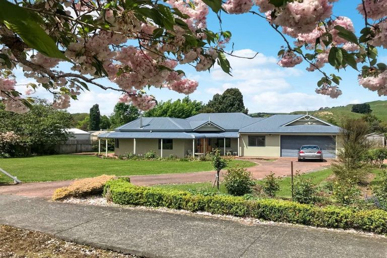 Photo of property in 20 Paraekaretu Street, Hunterville, 4730