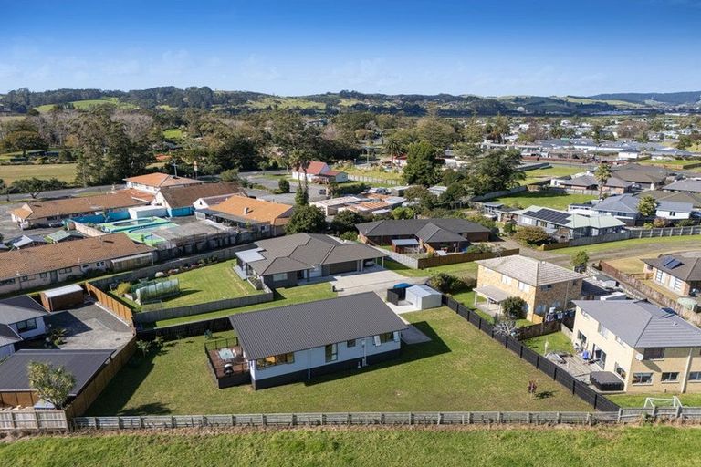 Photo of property in 30 Aitkenhead Court, Parakai, 0830