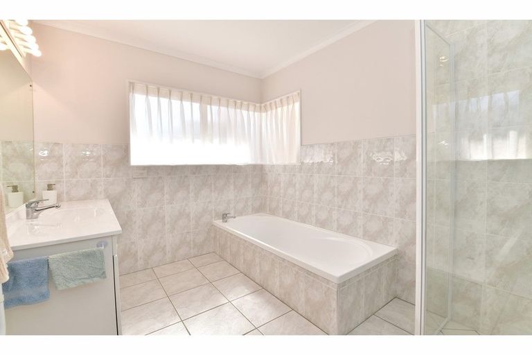 Photo of property in 18 Dan Tori Place, Orewa, 0931