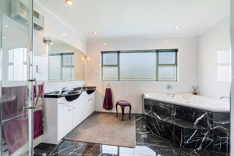Photo of property in 88 Boord Crescent, Kumeu, 0891