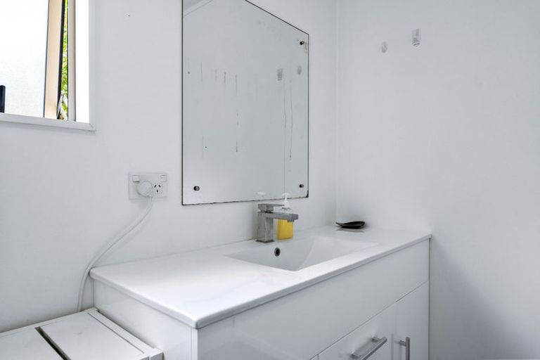 Photo of property in 8a Aplin Place, Birkdale, Auckland, 0626