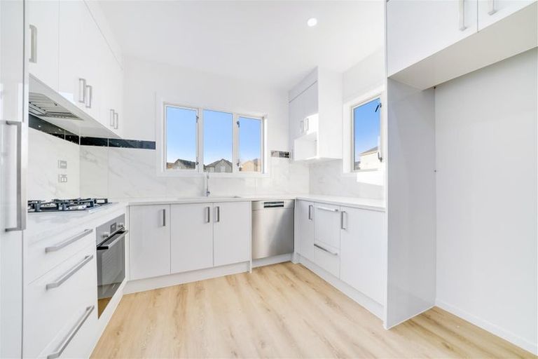 Photo of property in 25 Stitchbird Crescent, Papakura, 2110