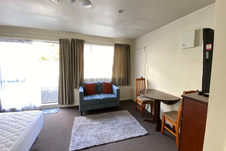 Photo of property in 8c Schnapper Rock Road, Schnapper Rock, Auckland, 0632