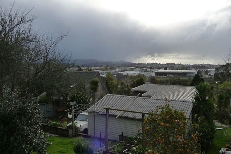Photo of property in 4 Seymour Road, Sunnyvale, Auckland, 0612