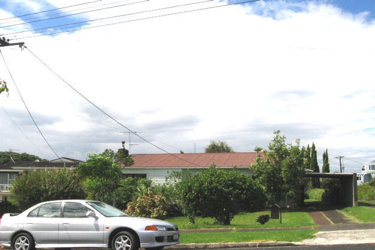 Photo of property in 11 Heath Avenue, Northcote, Auckland, 0627