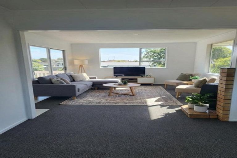 Photo of property in 18 Foyle Place, Glendene, Auckland, 0602