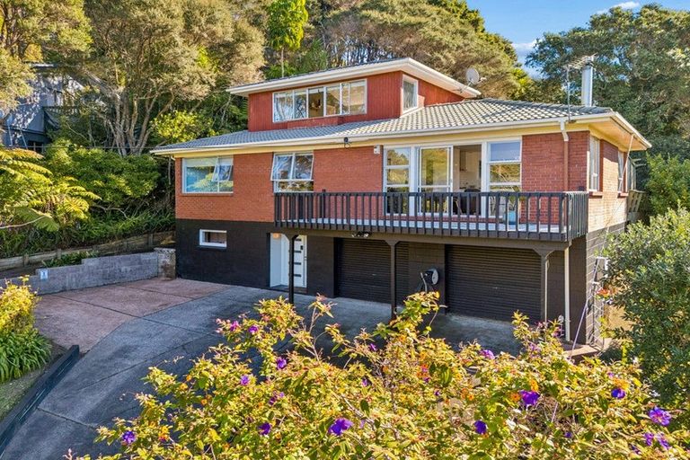 Photo of property in 34 Rauhuia Crescent, Parau, Auckland, 0604