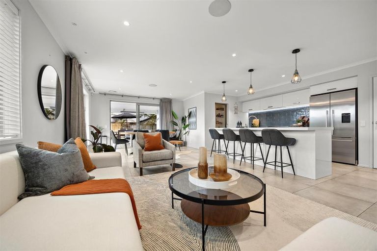 Photo of property in 24 Sir Lincoln Drive, Kumeu, 0810