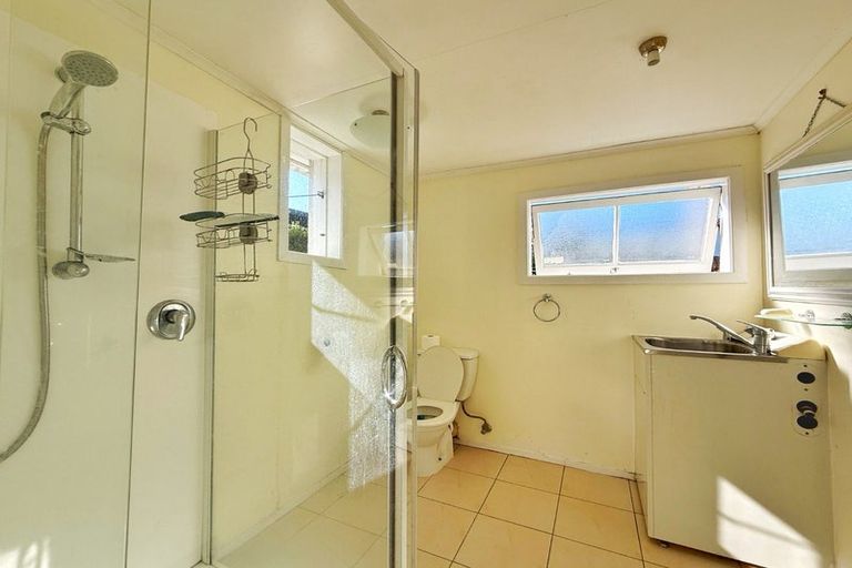 Photo of property in 15 Karamu Street, Te Atatu Peninsula, Auckland, 0610