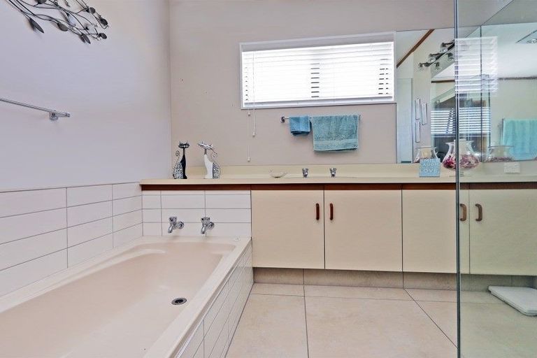 Photo of property in 49a Church Road, Taradale, Napier, 4112