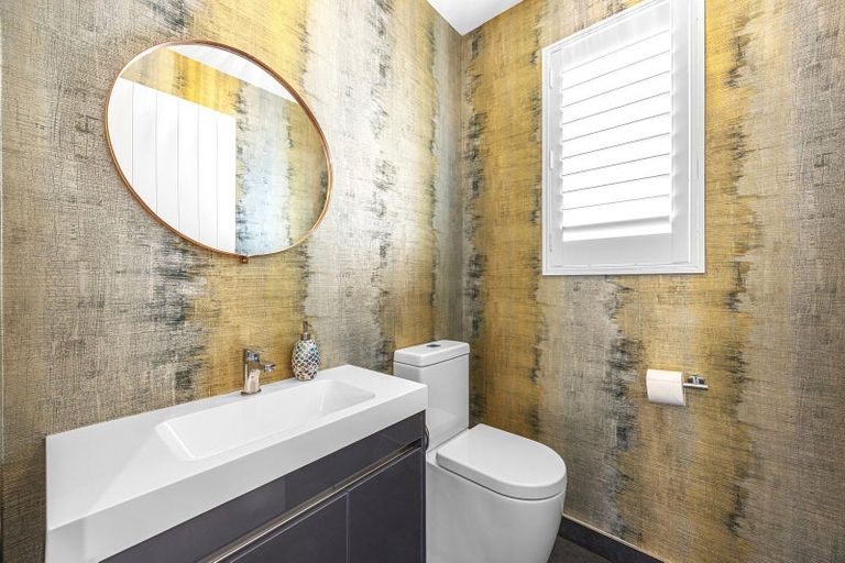 Photo of property in 8 Parkridge Place, Mount Pleasant, Christchurch, 8081