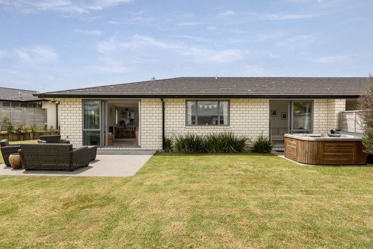Photo of property in Waterview Estate, 8/4 Greystone Place, Omokoroa, 3114