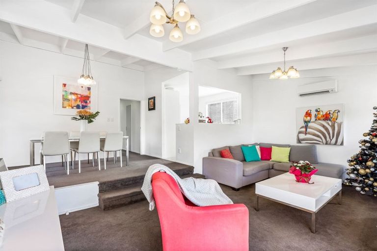 Photo of property in 11 Cottam Grove, Northcross, Auckland, 0632