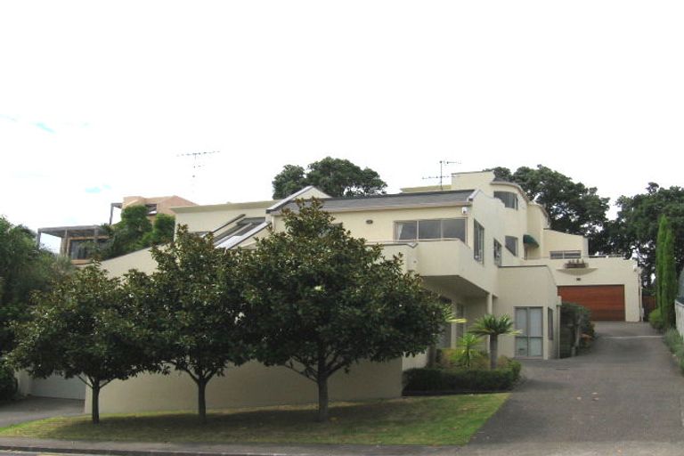 Photo of property in 2/33 Sylvan Avenue, Northcote, Auckland, 0627