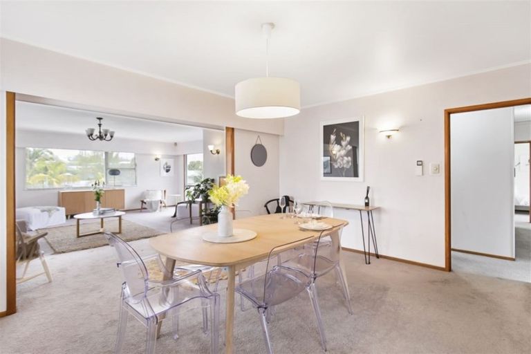 Photo of property in 14 Jonathan Place, Sunnynook, Auckland, 0620