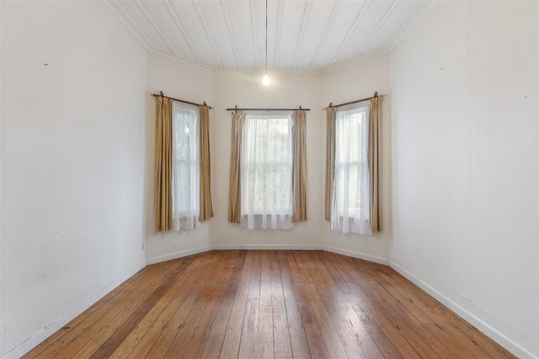 Photo of property in 82 View Road, Henderson, Auckland, 0612